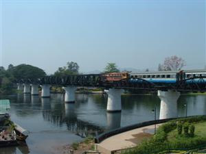 Besuche die berühmte Brücke über den Fluß Kwai, Floating Market, Höllenfeuerpass und die wunderschöne Erawan Wasserfällen in Kanchanaburi Thailand